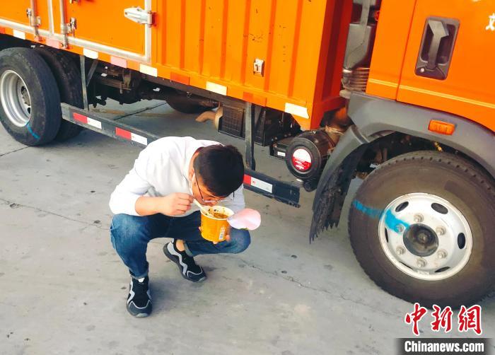 由于沿路疫情原因，閆光宇和朋友只能在服務(wù)區(qū)簡餐?！∴嵟?攝