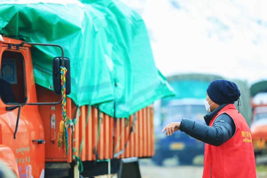 “紅馬甲”幫牧民順利轉(zhuǎn)場(chǎng)。洛克攝