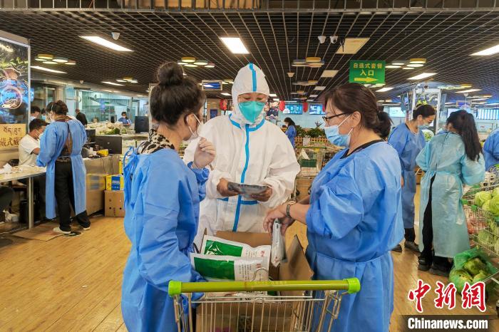 圖為疫情期間，西藏格拉丹東超市調(diào)配物資，保障市場供應?！∈茉L者供圖