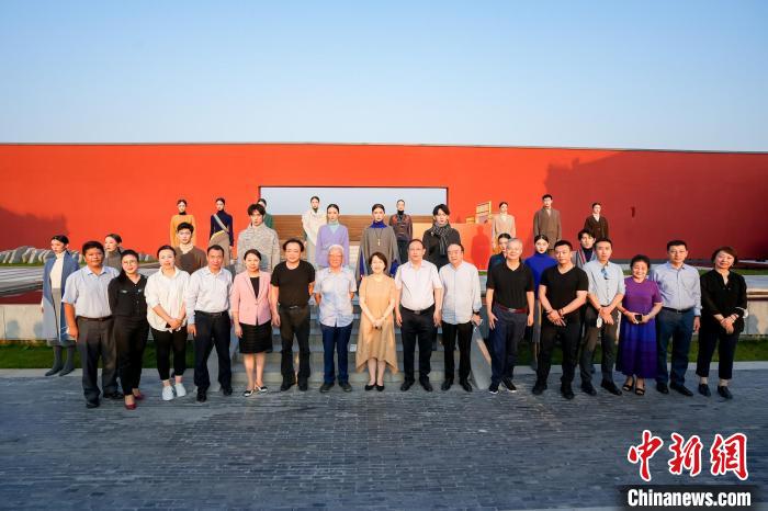 近40套藏式針織系列時裝亮相2022北京時裝周?！”本r裝周供圖