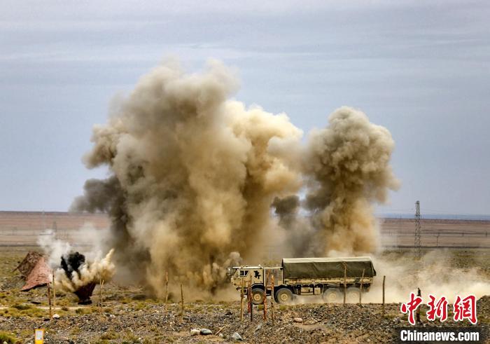 圖為模擬運(yùn)輸分隊(duì)通過炮火路段?！?王先鋒 攝