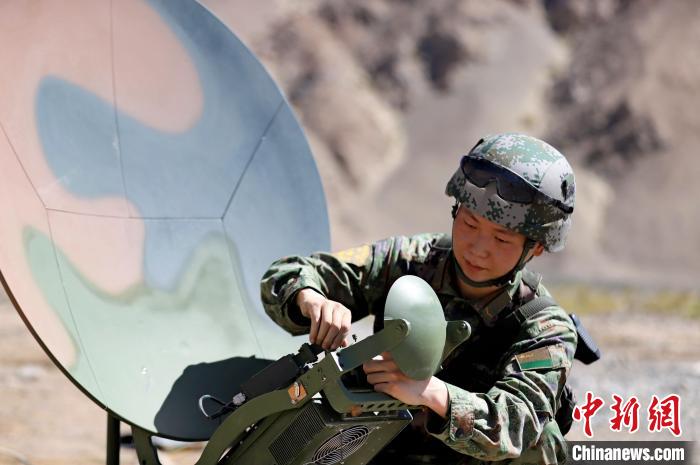 圖為官兵進(jìn)行衛(wèi)星通訊架設(shè)?！?鄒寧寧 攝