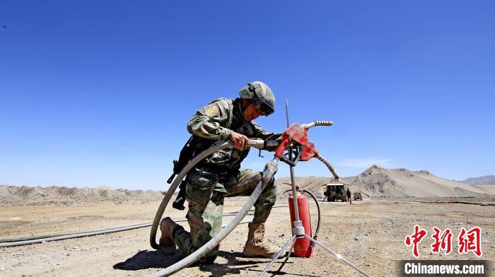 圖為官兵為群車加油?！?胡吉容 攝