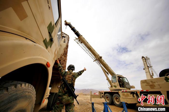 圖為野戰(zhàn)車輛搶修環(huán)節(jié)?！?祁漢智 攝