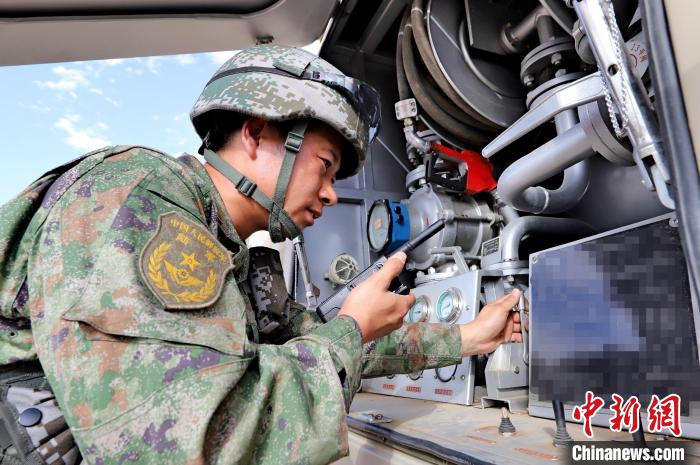 圖為群車加油科目演練現(xiàn)場(chǎng)?！?王先鋒 攝