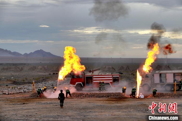 圖為野戰(zhàn)管線搶修。　 鄒寧寧 攝