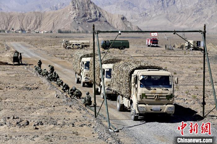 圖為野戰(zhàn)管線鋪設(shè)。　程子斌 攝