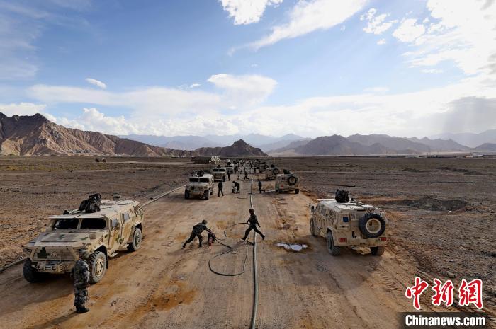 圖為群車加油科目演練現(xiàn)場(chǎng)?！?祁漢智 攝