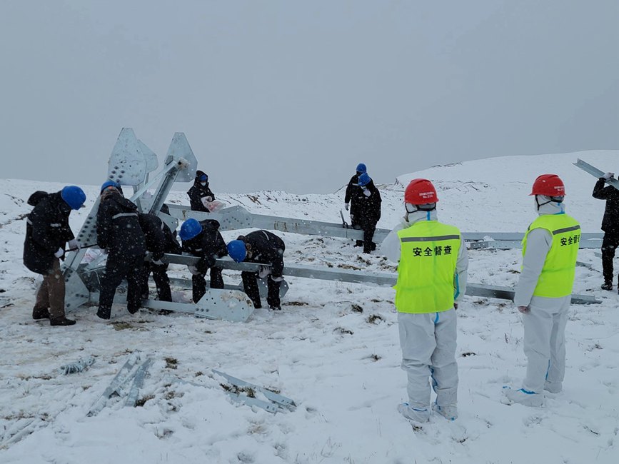 9月13日，電力施工人員正在對改造工器具進(jìn)行清點(diǎn)和組裝。秦鐘攝