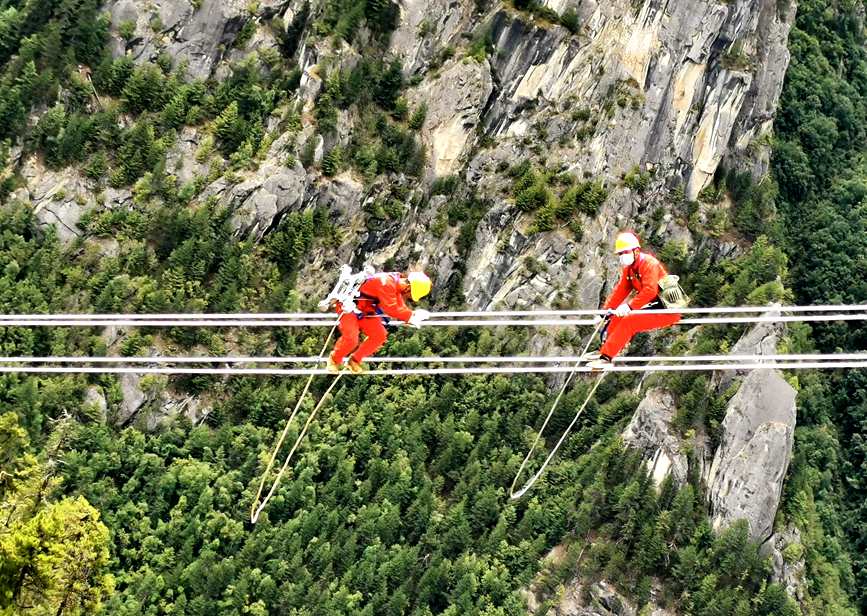 9月15日，電力檢修人員開展左波線米堆冰川段導(dǎo)線扭絞處理走線作業(yè)。旦尼攝