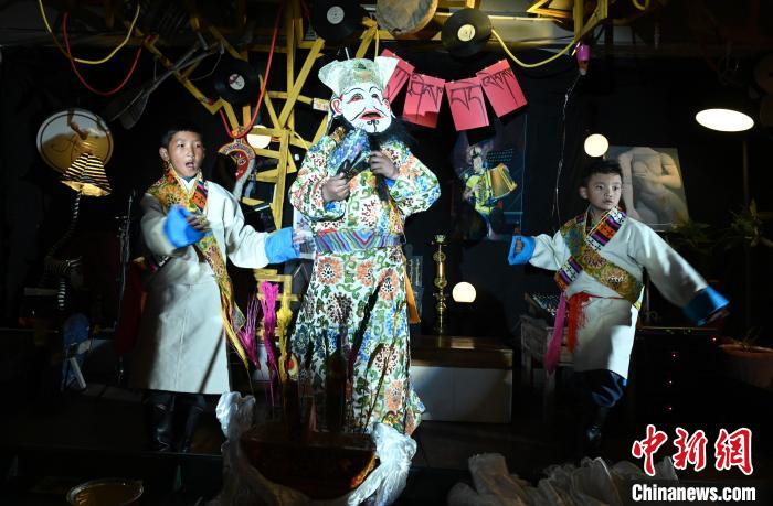 圖為由少兒表演的藏戲在公開場合演出。資料圖 趙朗 攝