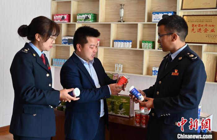 圖為林芝稅務(wù)部門上門了解企業(yè)情況，并宣講稅收政策。資料圖 趙朗 攝