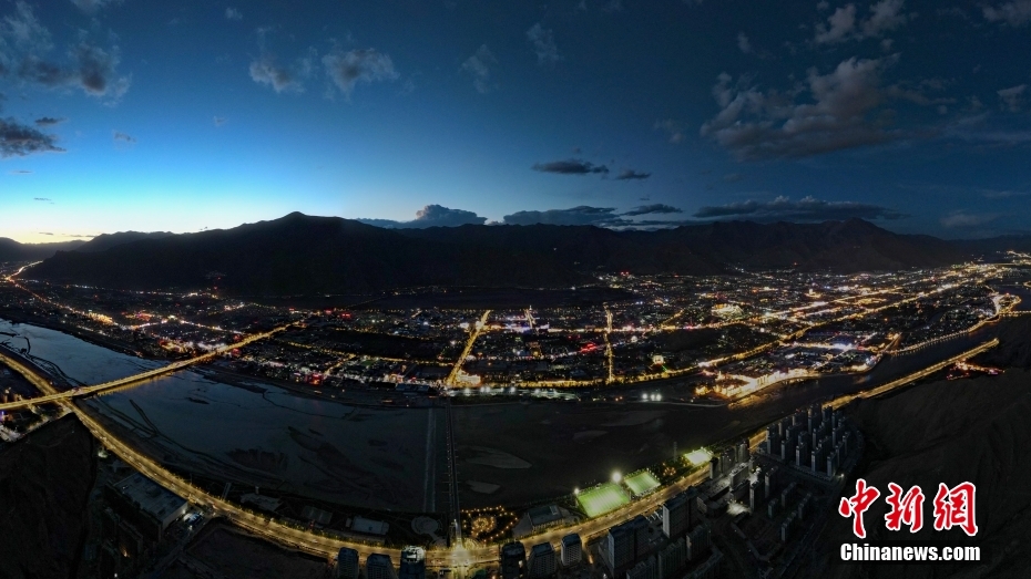 資料圖為2020年6月10日，拉薩城市入夜，燈光點亮高原古城夜色。（無人機畫面） <a target='_blank' href='/'><p  align=
