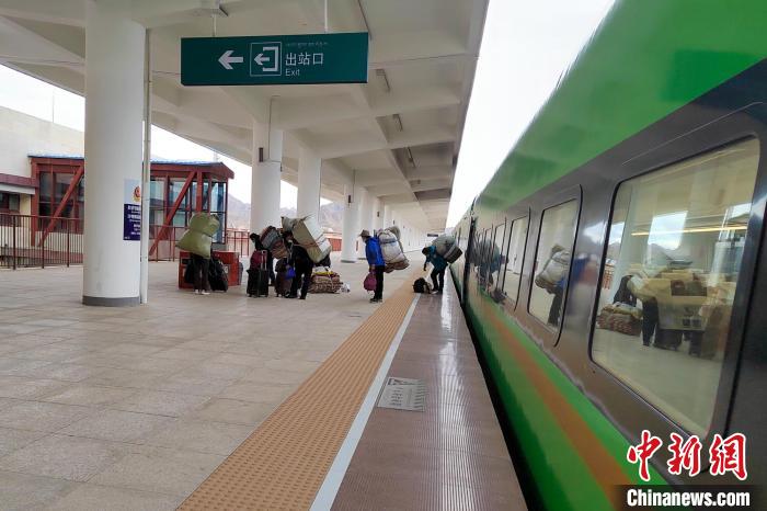 乘客乘復(fù)工專列抵達(dá)日喀則?！±_車務(wù)段 供圖