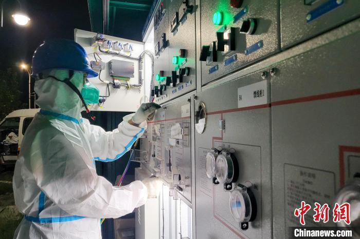 西藏電力部門順利完成方艙醫(yī)院供電設(shè)備安全可靠接入?！⊥醮箫w 攝