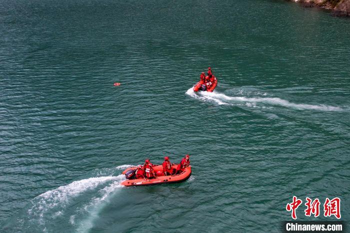 消防員操作舟艇進行s型繞標。　侯杰 攝