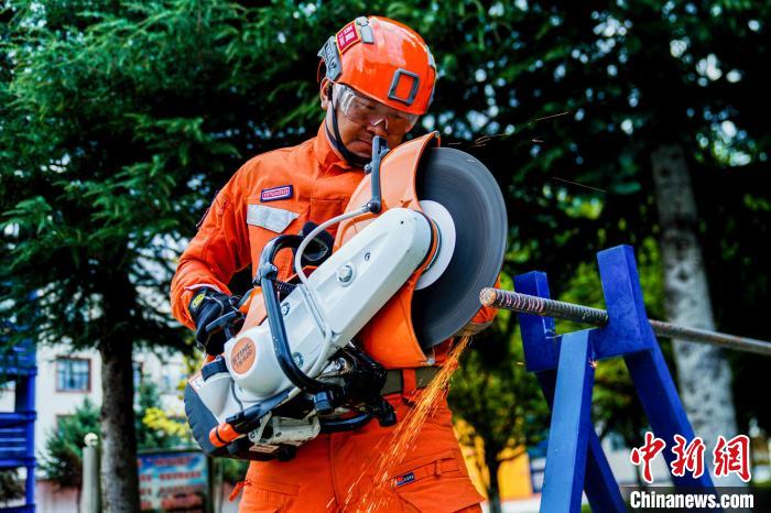 西藏林芝森林消防年度綜合救援技能大練兵活動現(xiàn)場?！『罱?攝