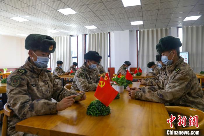 圖為阿里軍分區(qū)某邊防團(tuán)組織官兵通過手機(jī)收聽收看二十大開幕盛況。　劉曉東供圖