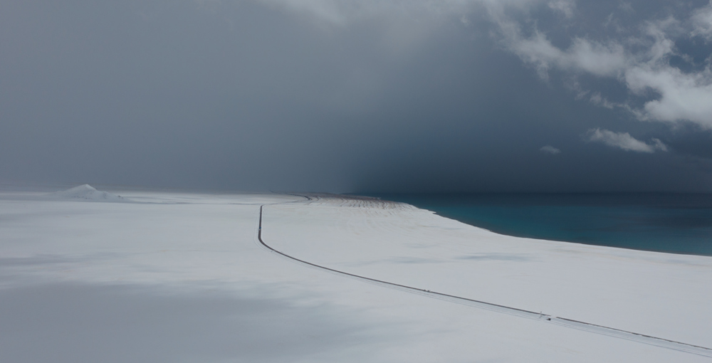 西藏阿里地區(qū)改則縣迎來初雪，銀裝素裹，美如畫卷。