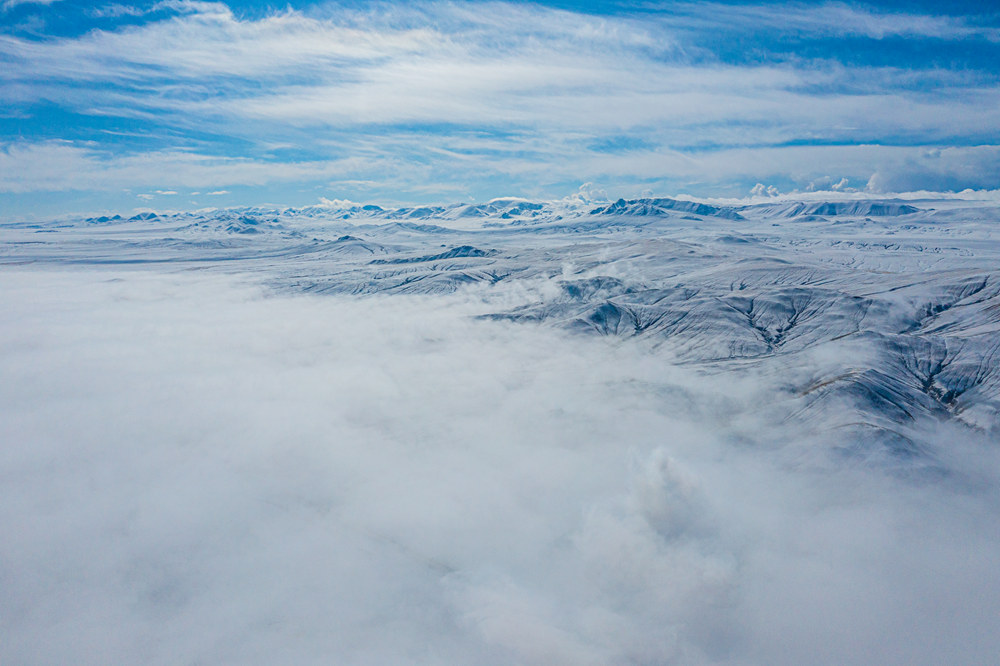西藏阿里地區(qū)改則縣迎來初雪，銀裝素裹，美如畫卷。