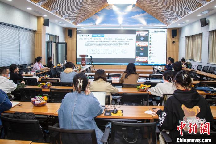 圖為論壇會(huì)議現(xiàn)場(chǎng)?！⊥瑬|放 攝