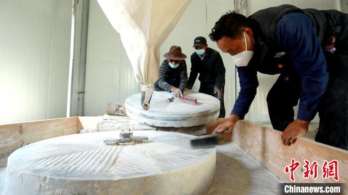 圖為合作社負(fù)責(zé)人完成糌粑加工后清掃水磨設(shè)施?！〖卫杩h融媒體中心供圖