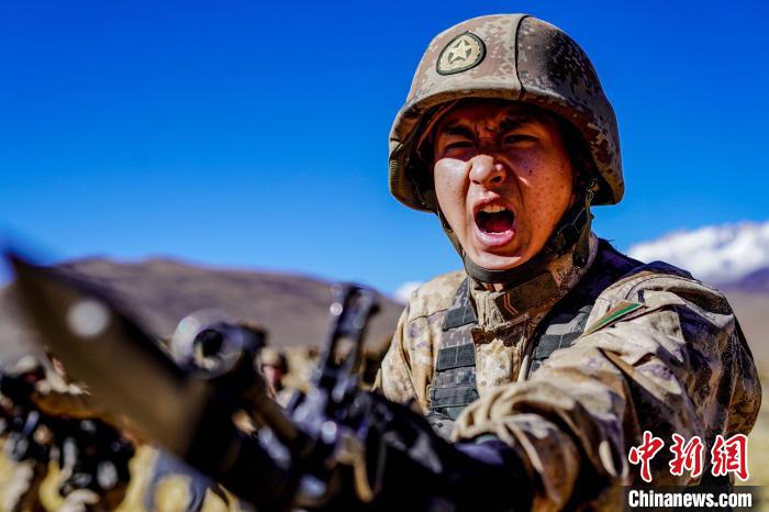 官兵正在進行刺殺操訓練?！∥鞑厣侥宪姺謪^(qū)某團供圖