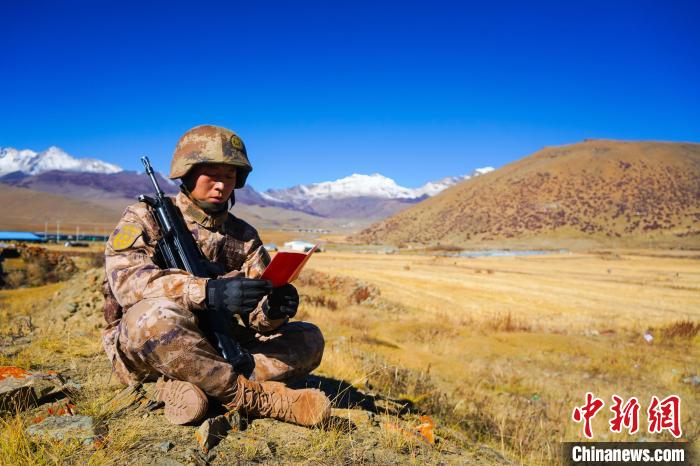 戰(zhàn)士正在品讀該團制作下發(fā)的二十大報告內(nèi)容匯編“口袋書” ?！∥鞑厣侥宪姺謪^(qū)某團供圖