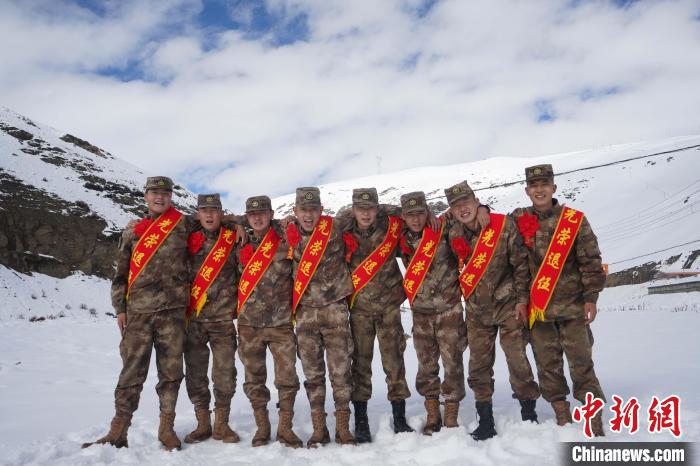 退伍老兵合照留念?！∥鞑厣侥宪姺謪^(qū)某團(tuán)供圖