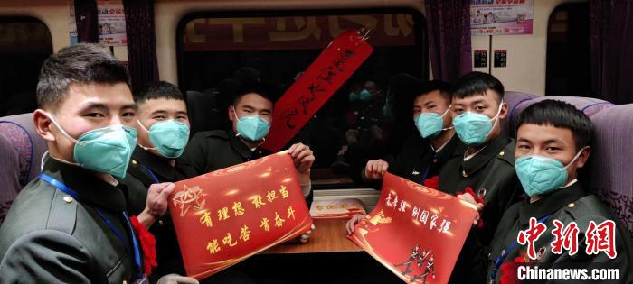 退伍老兵在退伍專列上合影留念?！∥鞑厣侥宪姺謪^(qū)某團(tuán)供圖