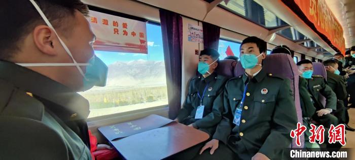 退伍老兵乘坐在退伍專列。　西藏山南軍分區(qū)某團(tuán)供圖