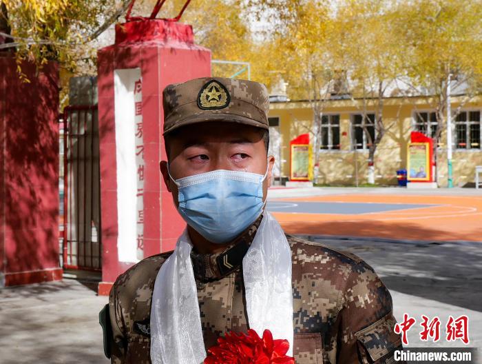 圖為什布奇邊防連退伍老兵臨別前再看一眼連隊。　劉曉東 攝