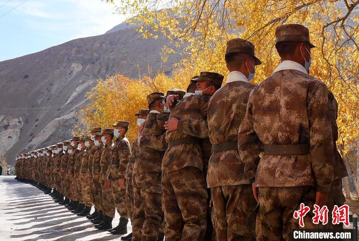 圖為什布奇邊防連退伍老兵與戰(zhàn)友相擁而泣，依依惜別?！⌒觳?攝