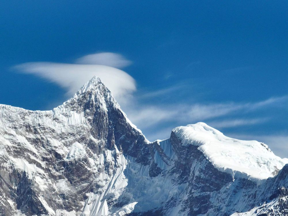 雅魯藏布江遠處的雪山風(fēng)光。