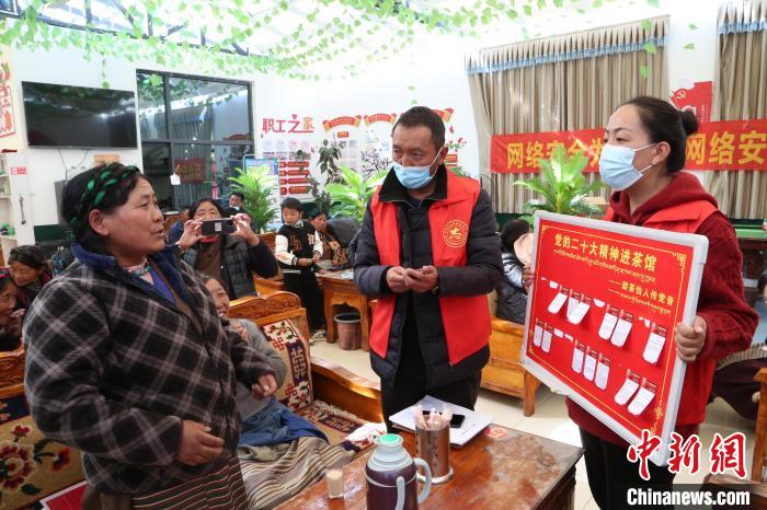 圖為瓊結(jié)縣村民參與問答。　倫珠澤仁 攝