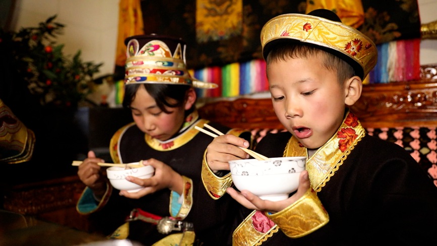 吃“古突”。