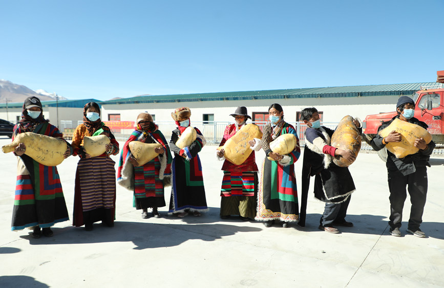 茶措村牧區(qū)改革合作社酥油分紅現(xiàn)場(chǎng)。索朗仁青 攝
