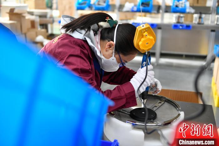 圖為工人正在組裝炊具?！∝暩聛硭?攝