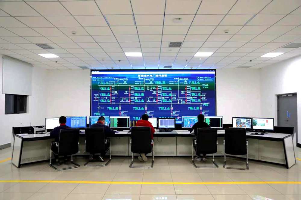 對(duì)大壩填筑碾壓進(jìn)行實(shí)時(shí)全過程監(jiān)控。吳雛音 攝