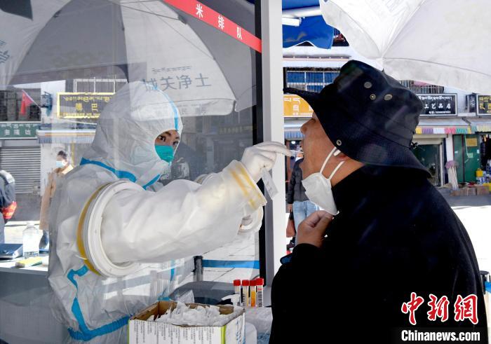 12月7日，拉薩市民正在進行核酸檢測?！±盍?攝