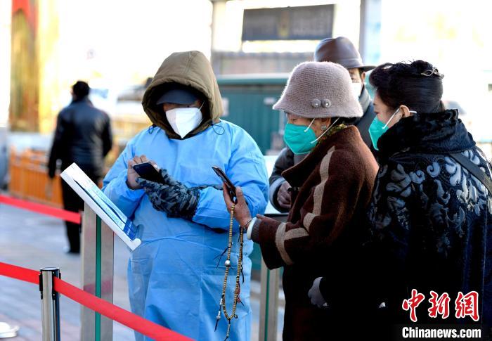 12月7日，拉薩市民掃碼進入銀行辦理業(yè)務(wù)?！±盍?攝