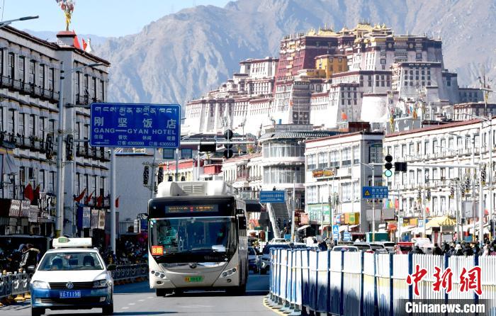 12月7日，一輛公交車從拉薩市城關(guān)區(qū)北京東路駛過。　李林 攝