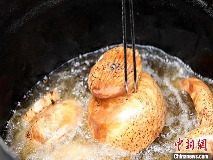 圖為已成型的木碗。　 鄧海平 攝