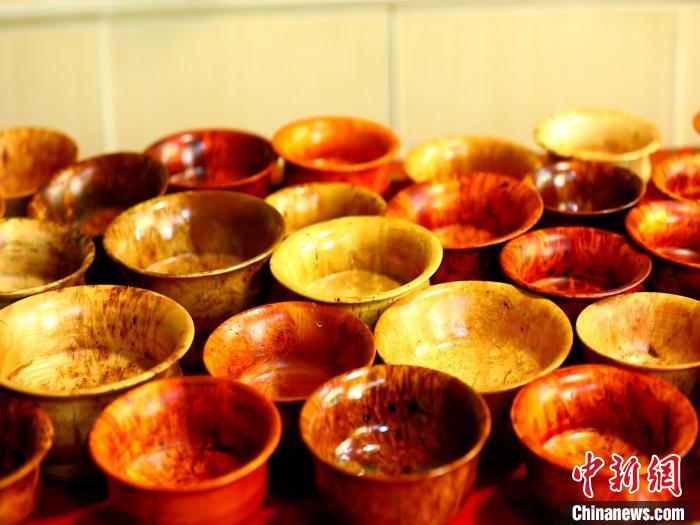 圖為木碗成品。　 鄧巴 　攝