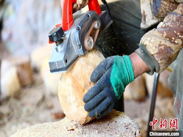 圖為手工藝人正在制作木碗?！〉录?　攝