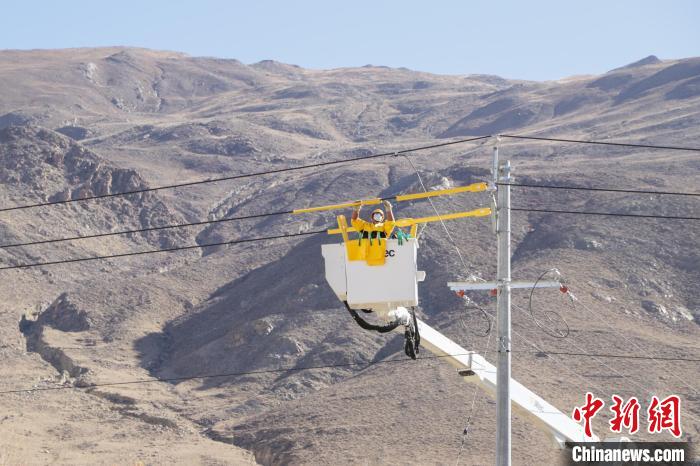 圖為11月9日，國網(wǎng)山南供電公司工作人員進(jìn)行搭火工作?！「裆?攝