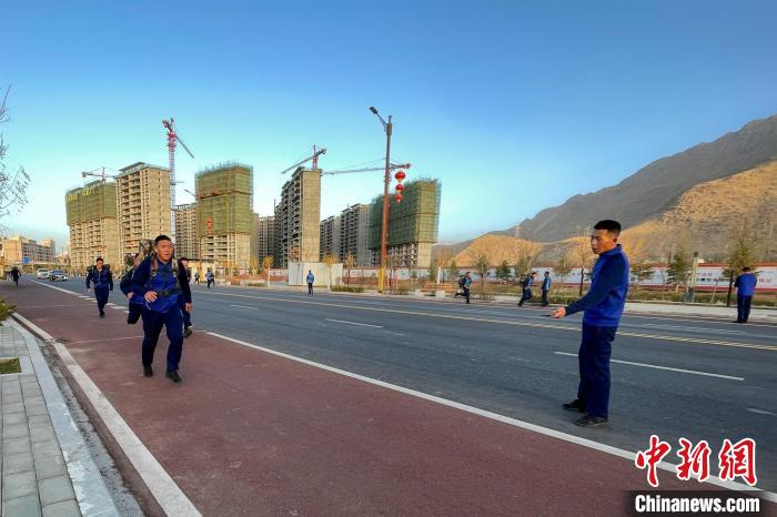 負(fù)重5公里體能訓(xùn)練?！∥鞑厣窒揽傟?duì)特勤大隊(duì) 供圖