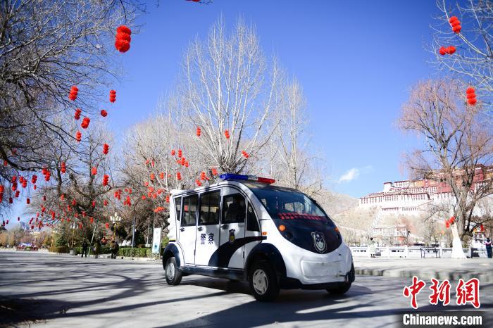 圖為1月23日，布達(dá)拉宮廣場(chǎng)派出所民警正在巡邏?！∝暩聛?lái)松 攝