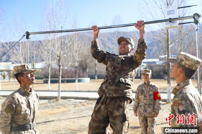 單杠引體向上現(xiàn)場，選手竭盡全力突破自我?！敲衫?攝