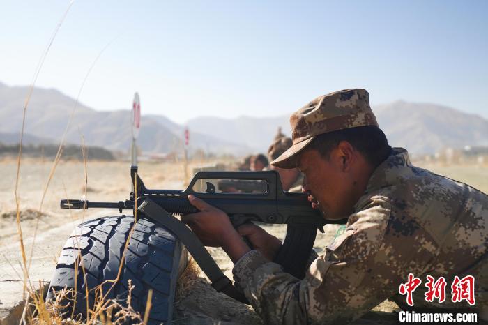 參賽民兵在進行瞄準?！敲衫?攝